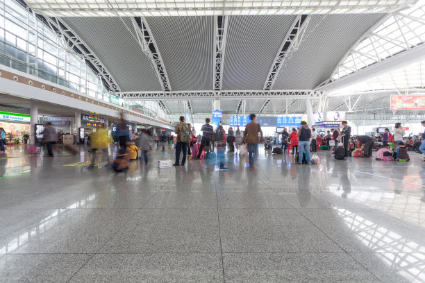 旅客在高铁车站图片下载