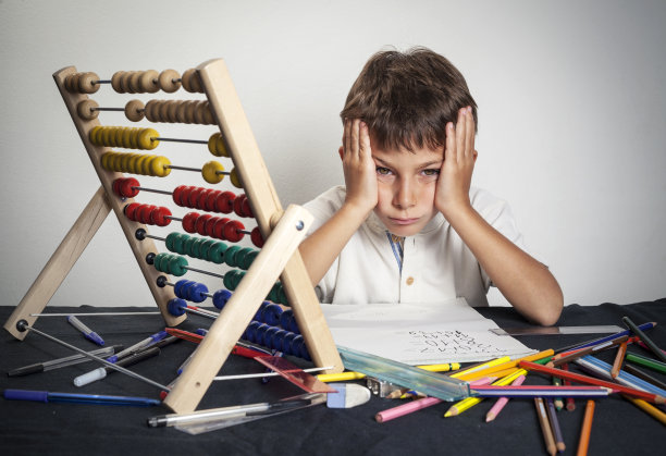 餐桌上疲惫的男孩图片下载