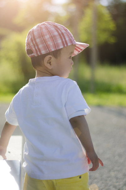 小男孩在公园的草地上玩耍图片下载