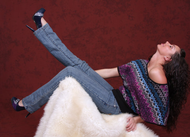 长腿浅黑肤色的女人图片下载