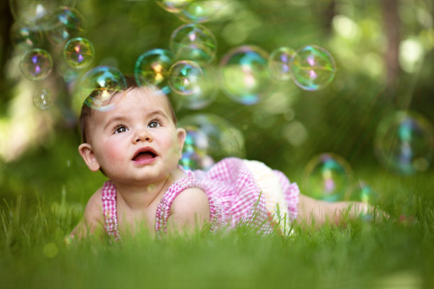 小女孩在户外图片下载