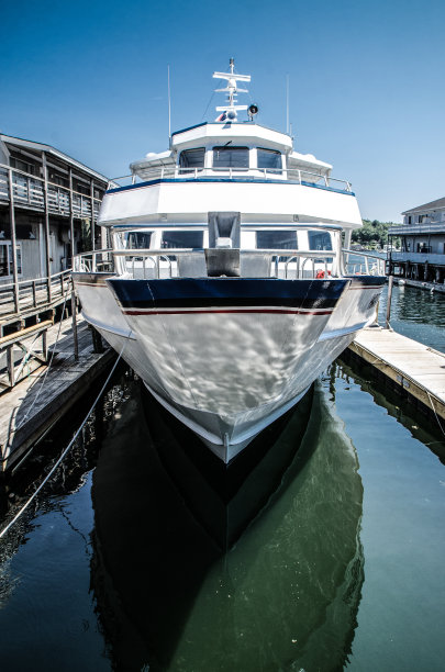 一艘游艇的正面视图图片下载