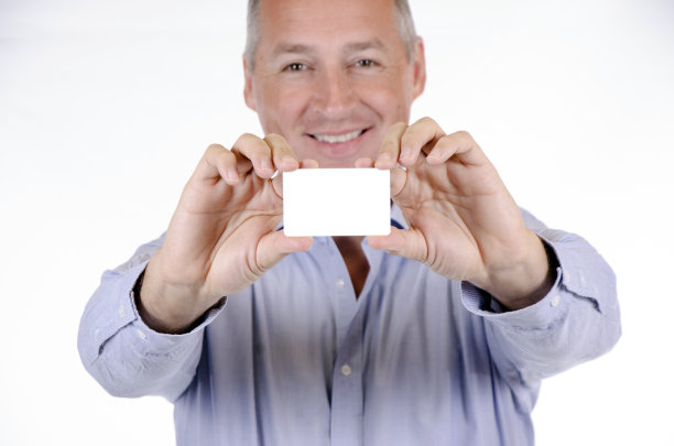 拿着空白名片的商人图片下载