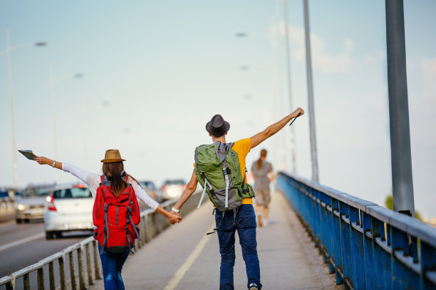 游客过桥图片下载