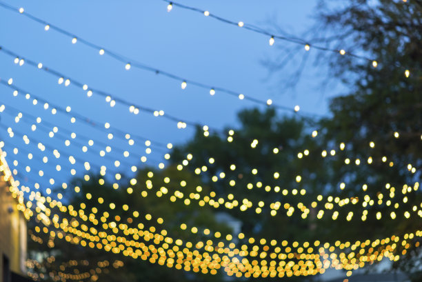 散景绳灯在停车场小巷-上城区素材图片