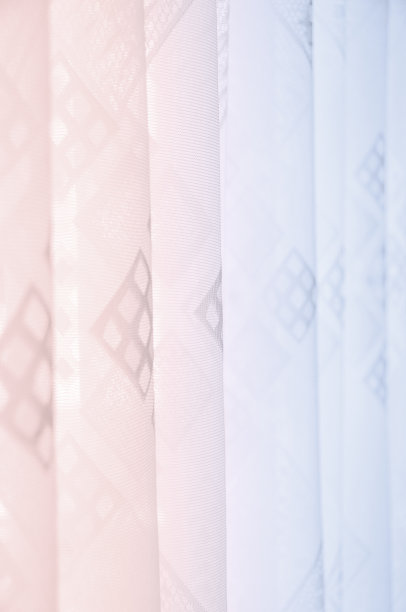 粉红色和蓝色的光透过蕾丝织物图片下载