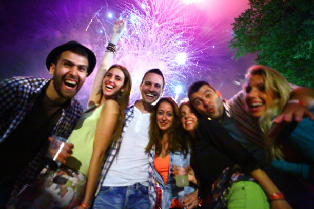 人们用烟花庆祝。图片下载