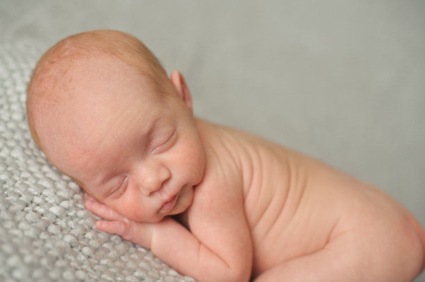 熟睡的新生男孩的特写图片下载