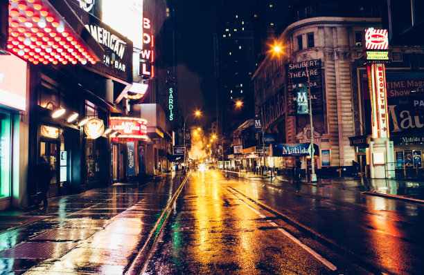 夜晚时代广场旁的街道。图片下载