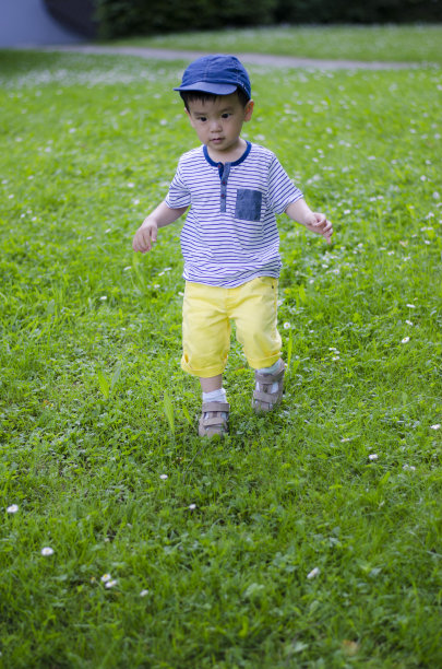 小男孩在草地上玩图片下载