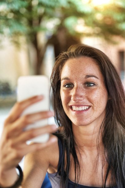 年轻人在自拍图片下载