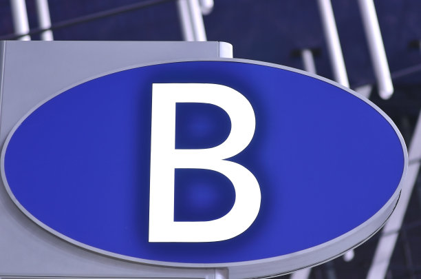 在机场的登机门上有发光的字母B标志图片下载