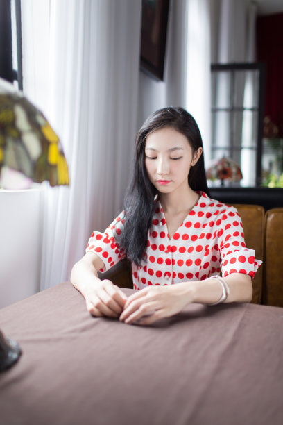 中国女孩独自思考图片下载