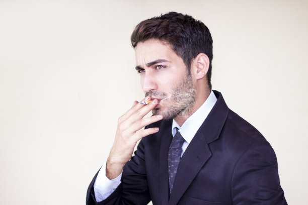 彩色背景下吸烟的商人肖像图片下载