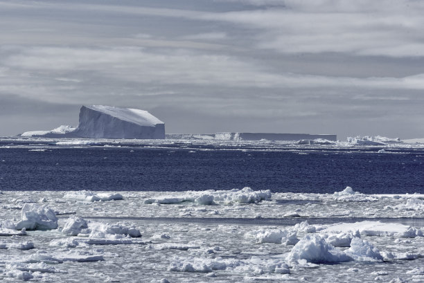 南极的平顶冰山和浮冰图片下载
