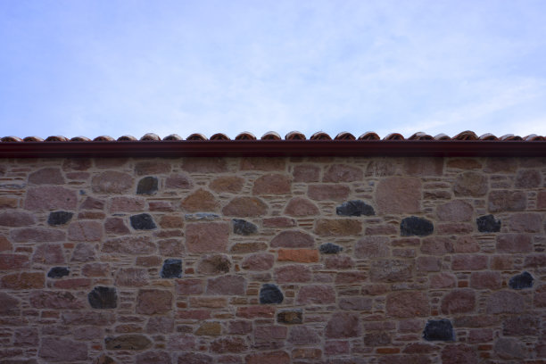 古老的屋顶和石墙图片下载
