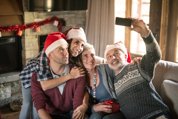 圣诞山屋:沙发上的家庭自拍图片下载