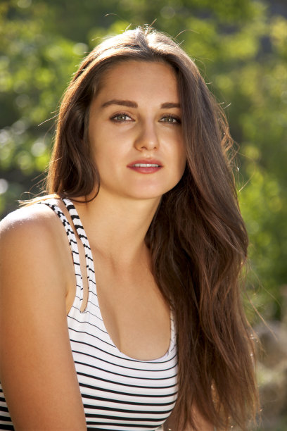 年轻的黑发姑娘图片下载