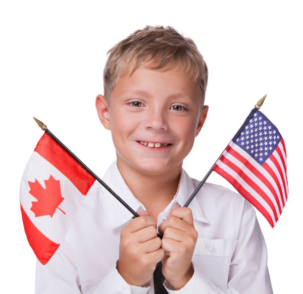 拿着加拿大和美国国旗的男孩图片下载
