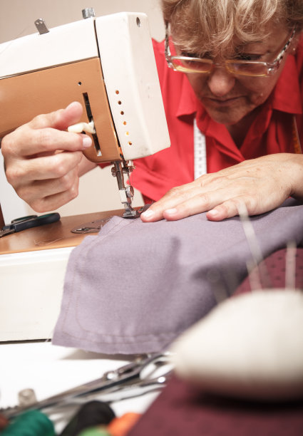 有缝纫机的老妇人图片下载