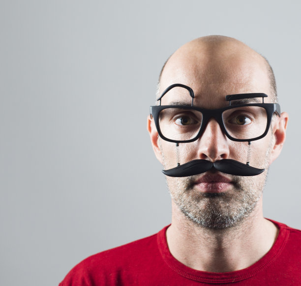 留着塑料胡子，戴着眼镜的家伙图片下载