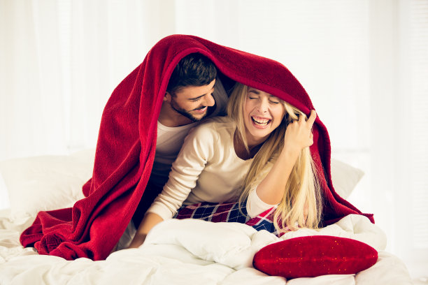 一对夫妇在红毯下玩得很开心图片下载