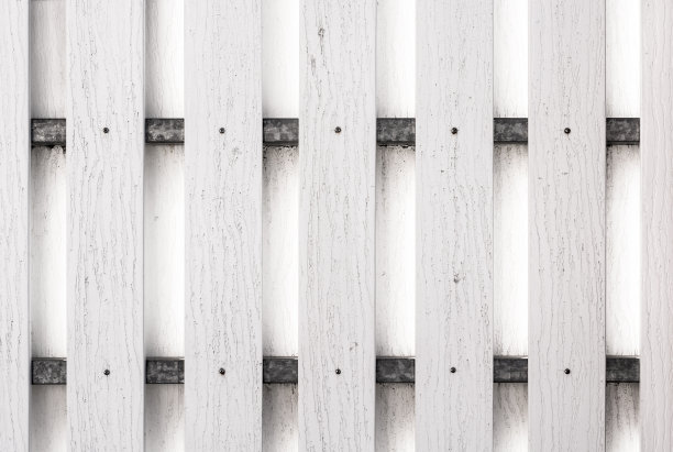 近距离拍摄风化的白色尖桩栅栏木板图片下载