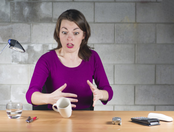 杯子掉了图片下载