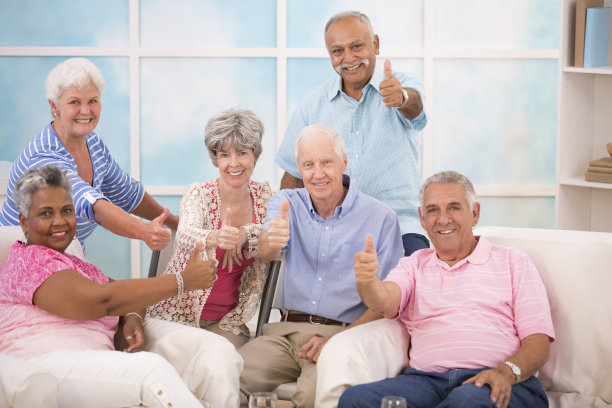 多元化的群体，快乐的老年成人朋友。家庭或辅助生活。图片下载