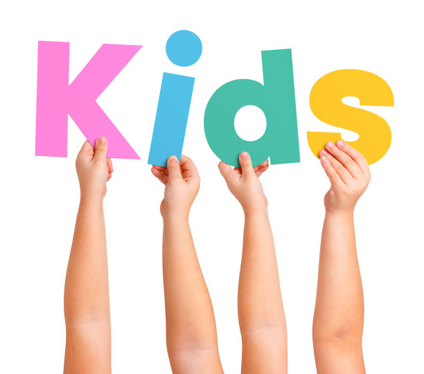手拿着单词Kids的字母图片下载