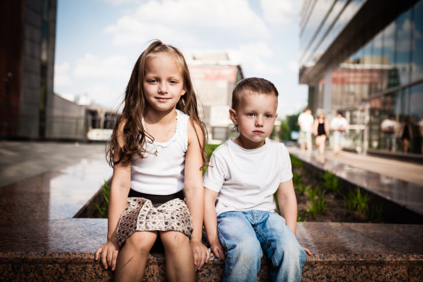 哥哥和姐姐图片下载