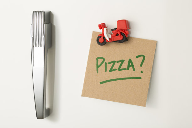 用冰箱贴贴在硬纸板上的手写披萨图片下载