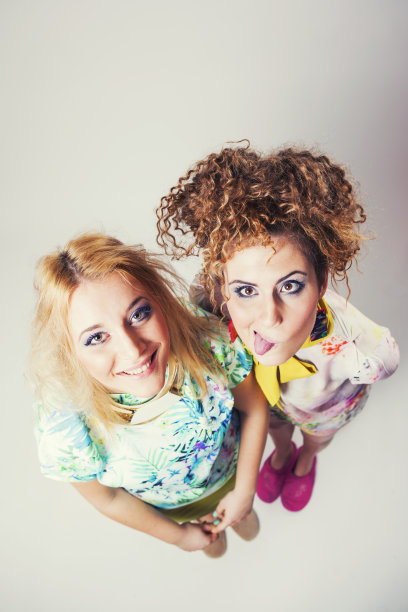 两个漂亮女人玩得很开心图片下载