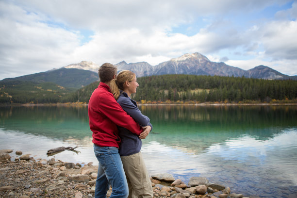 情侣们在湖边享受大自然图片下载