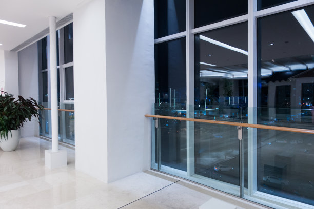 现代办公室走廊里图片下载