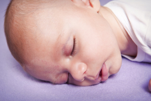 熟睡的婴儿图片下载