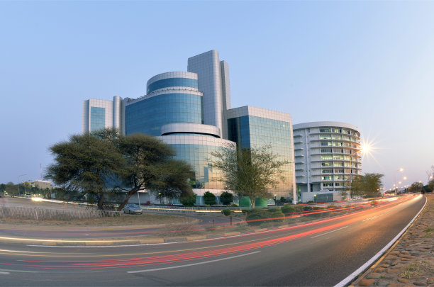 Gabarone的天际线大楼在晚上。非洲博茨瓦纳。图片下载