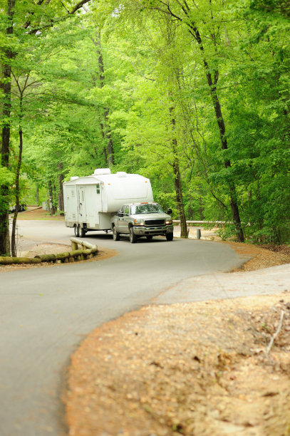 小卡车拖着房车上了弯弯曲曲的路图片下载