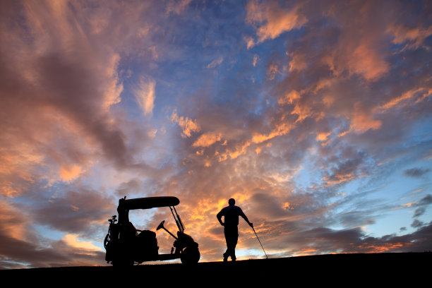 难以辨认的资深高尔夫球手放松在他的高尔夫球车图片下载