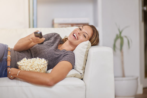 坐在沙发上看喜剧图片下载