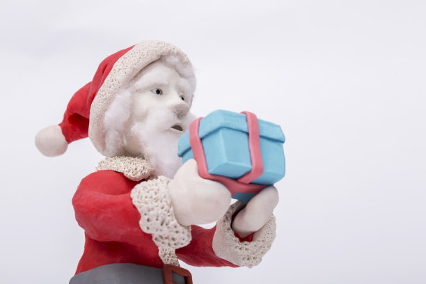 手工粘土圣诞老人，拿着礼物图片下载