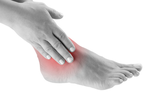 用手按摩疼痛的脚踝图片下载