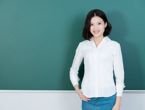 女老师站在黑板前图片下载