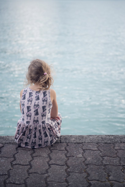 年轻女孩坐在湖边图片下载