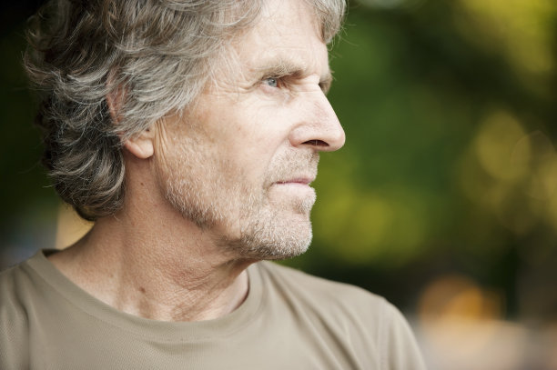 大胡子老人图片下载