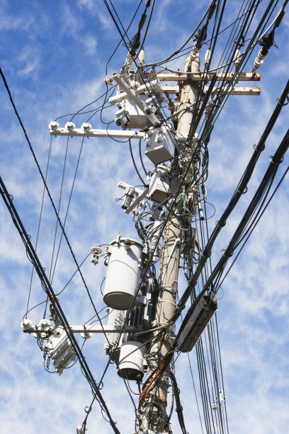 负荷过重的电杆上的电线、线路、电缆图片下载