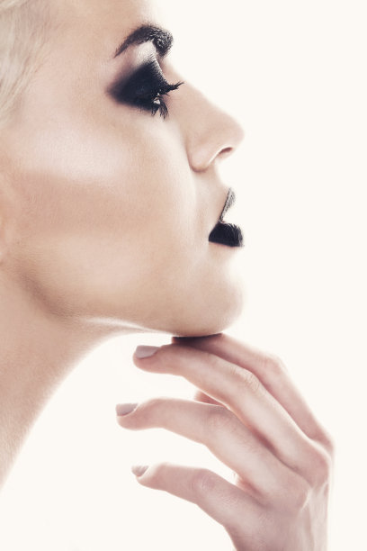 一个漂亮的女人的肖像与一个强烈的深色化妆。图片下载