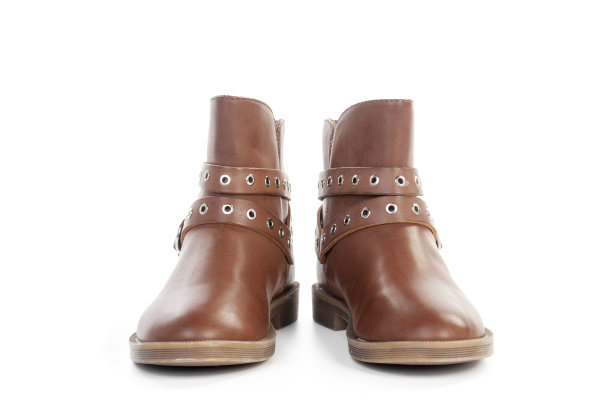 小女孩的棕色靴子图片下载