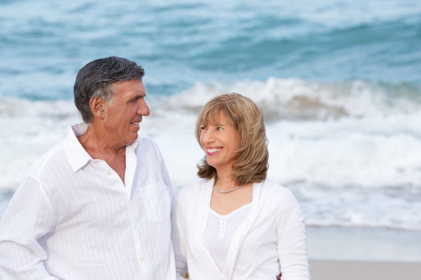 海滩上一对浪漫的中年夫妇图片下载