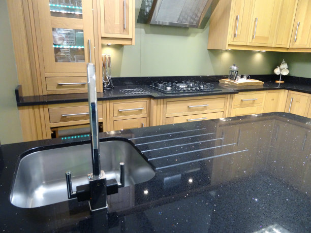 黑色花岗岩厨房台面上的水槽和排水板图片下载
